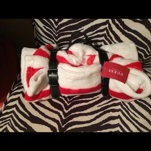 Travelling Guess throw
